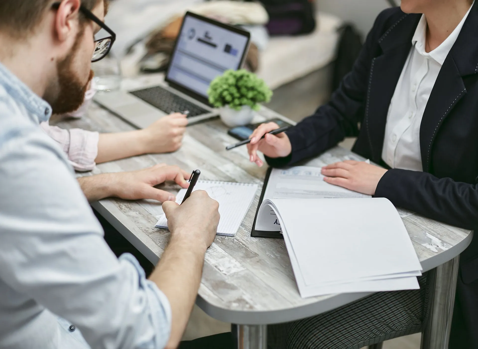 Influencer Marketing in UAE: Strategy, Costs & ROI