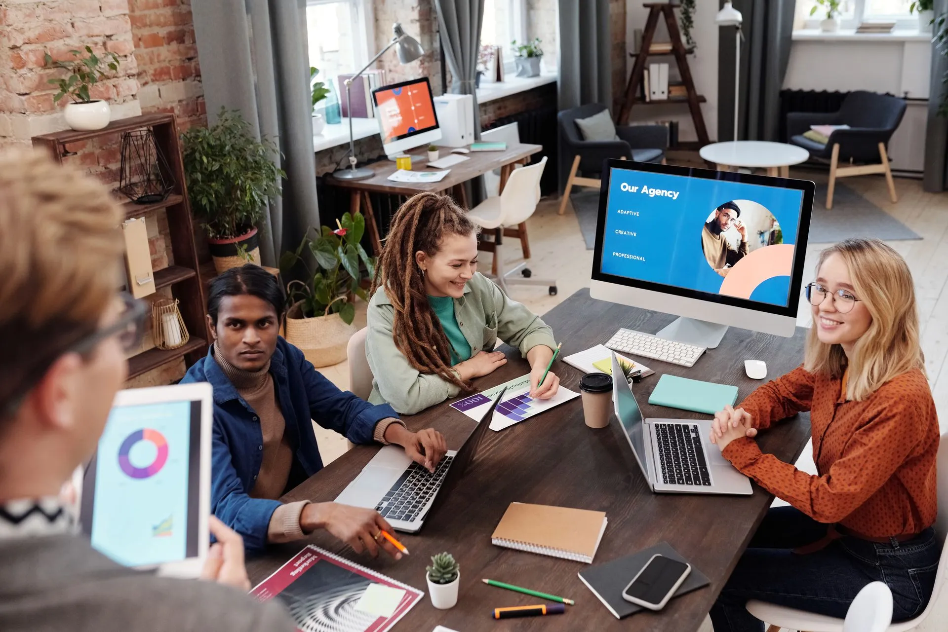 Freelancer vs Agency in Dubai: What's Best for Your Business?
